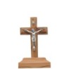 Crucifix en bois d´olivier avec Christ en métal couleur argentée sur socle.