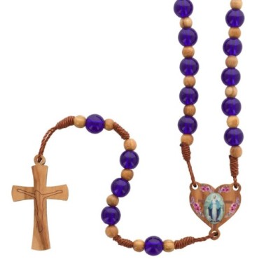 Chapelet sur corde grains en verre Ø 7-8 mm, longueur au coeur 38 cm, croix et coeur en bois d olivier. Differentes couleurs.