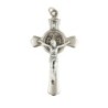 Croix de Saint Benoît couleur argentée – Hauteur 7,8 cm, livrée en boîte.