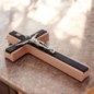 Crucifix en bois 2 tons, de couleur marron et noir, Christ en métal. Hauteur 15 cm..