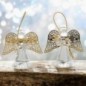 Ange en verre avec ailes dorées ajourées. Hauteur 7,5 cm. Série de 4 anges assortis.