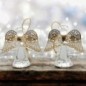 Ange en verre avec ailes dorées ajourées. Hauteur 7,5 cm. Série de 4 anges assortis.