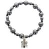 Bracelet dizainier sur élastique grains en hématite ronds et ovales avec croix en métal.