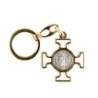 Porte-clés en métal doré, en forme de croix de Saint Benoît émaillée plusieurs couleurs – Hauteur 4 cm.