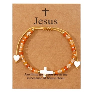 Bracelet sur corde réglable grains de forme cylindrique avec croix et coeur en coquille naturelle.