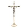 Crucifix forme carrée a facettes métal couleur dorée sur socle Christ couleur argentée - H 12,5 cm..
