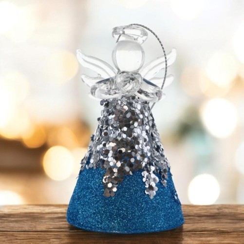 Ange en verre coloré avec robe pailletée et ailes transparentes. Hauteur 8 cm. Série de 6 anges assortis.