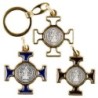 Porte-clés en métal doré, en forme de croix de Saint Benoît émaillée plusieurs couleurs – Hauteur 4 cm.