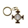 Porte-clés en métal doré, en forme de croix de Saint Benoît émaillée plusieurs couleurs – Hauteur 4 cm.