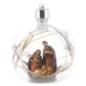 Sainte Famille dans boule en verre lumineuse LED Ø 10 cm, décor branchages. Livrée en boîte.