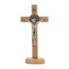 Croix de saint Benoit en bois clair sur socle, hauteur 20,7 cm..