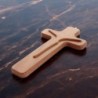 Crucifix moderne en bois avec Christ - H. 20 cm..