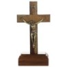 Crucifix en bois sur socle, avec Christ en métal couleur bronze. Hauteur : 8,5 cm.