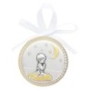 Médaille de berceau plaque laminée argentée et dorée Ø 6.5 cm avec ruban blanc. Livrée en boite. Plusieurs modèles.