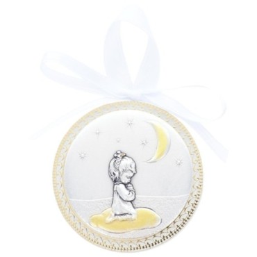 Médaille de berceau plaque laminée argentée et dorée Ø 6.5 cm avec ruban blanc. Livrée en boite. Plusieurs modèles.