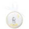 Médaille de berceau plaque laminée argentée et dorée Ø 6.5 cm avec ruban blanc. Livrée en boite. Plusieurs modèles.