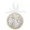 Médaille de berceau plaque laminée argentée et dorée Ø 6.5 cm avec ruban blanc. Livrée en boite. Plusieurs modèles.