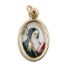 Médaille métal couleur dorée ovale H. 2,5 cm avec résine, plusieurs saints.