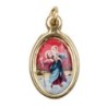 Médaille métal couleur dorée ovale H. 2,5 cm avec résine, plusieurs saints.