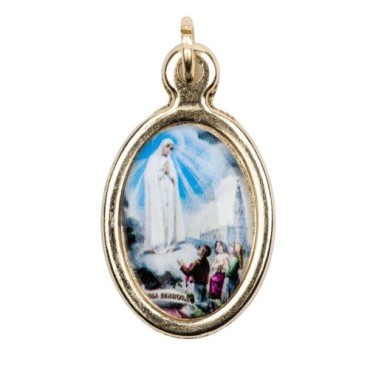 Médaille métal couleur dorée ovale H. 2,5 cm avec résine, plusieurs saints.
