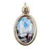 Médaille métal couleur dorée ovale H. 2,5 cm avec résine, plusieurs saints.