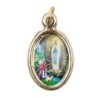 Médaille métal couleur dorée ovale H. 2,5 cm avec résine, plusieurs saints.