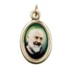 Médaille métal couleur dorée ovale H. 2,5 cm avec résine, plusieurs saints.