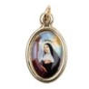 Médaille métal couleur dorée ovale H. 2,5 cm avec résine, plusieurs saints.