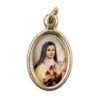 Médaille métal couleur dorée ovale H. 2,5 cm avec résine, plusieurs saints.