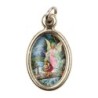 Médaille métal couleur dorée ovale H. 2,5 cm avec résine, plusieurs saints.
