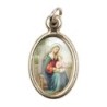 Médaille métal couleur dorée ovale H. 2,5 cm avec résine, plusieurs saints.