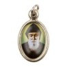 Médaille métal couleur dorée ovale H. 2,5 cm avec résine, plusieurs saints.