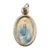 Médaille métal couleur dorée ovale H. 2,5 cm avec résine, plusieurs saints.