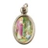 Médaille métal couleur dorée ovale H. 2,5 cm avec résine, plusieurs saints.