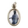 Médaille métal couleur dorée ovale H. 2,5 cm avec résine, plusieurs saints.