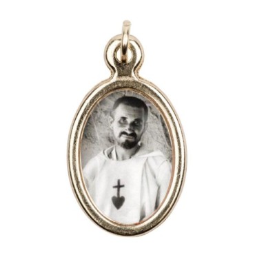 Médaille métal couleur dorée ovale H. 2,5 cm avec résine, plusieurs saints.