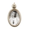 Médaille métal couleur dorée ovale H. 2,5 cm avec résine, plusieurs saints.
