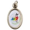 Médaille métal couleur dorée ovale H. 2,5 cm avec résine, plusieurs saints.