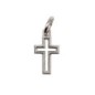 Croix de cou ajourée en métal couleur argentée H. 1,5 cm.