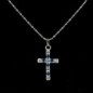 Collier avec chaine couleur argentée L.45 cm, croix en pierres OZ couleur assortie H. 2,7 cm.