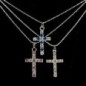 Collier avec chaine couleur argentée L.45 cm, croix en pierres OZ couleur assortie H. 2,7 cm.