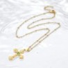 Collier avec chaîne et croix avec rose aux extrémités et cœur au centre, H 2.6 cm en acier inoxydable couleur dorée, ajustable.