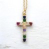 Collier avec chaîne et croix avec des zircons de différentes couleurs H. 2.6 cm, en acier inoxydable, L 45 cm ajustable.