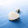 Pendentif coeur en coquille naturelle, H. 1,5 x 1,6 cm.