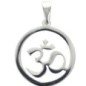 Pendentif symbole OM en acier inoxydable couleur argentée, H. 3.3 cm.