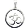 Pendentif symbole OM en acier inoxydable couleur argentée, H. 3.3 cm.