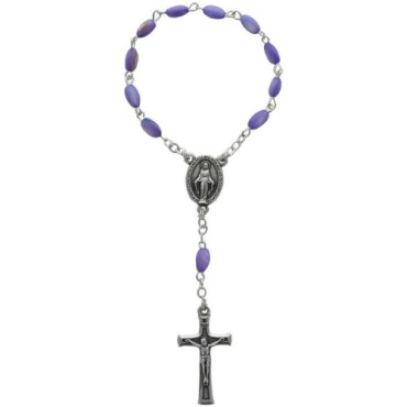 Dizainier sur chaine avec grains ovales en nacre H. 7mm, croix en métal avec Christ. Existe en différentes couleurs.