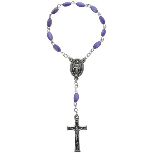 Dizainier sur chaine avec grains ovales en nacre H. 7mm, croix en métal avec Christ. Existe en différentes couleurs.