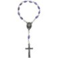 Dizainier sur chaine avec grains ovales en nacre H. 7mm, croix en métal avec Christ. Existe en différentes couleurs.