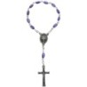 Dizainier sur chaine avec grains ovales en nacre H. 7mm, croix en métal avec Christ. Existe en différentes couleurs.